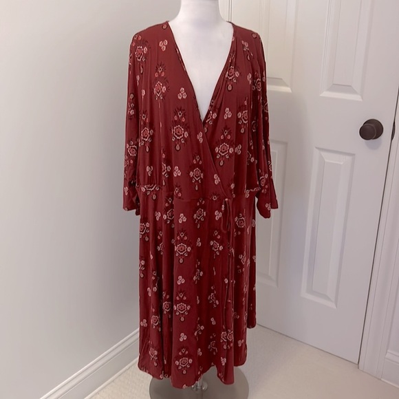 Torrid Red Floral Jersey Wrap Dress - Picture 3 of 9